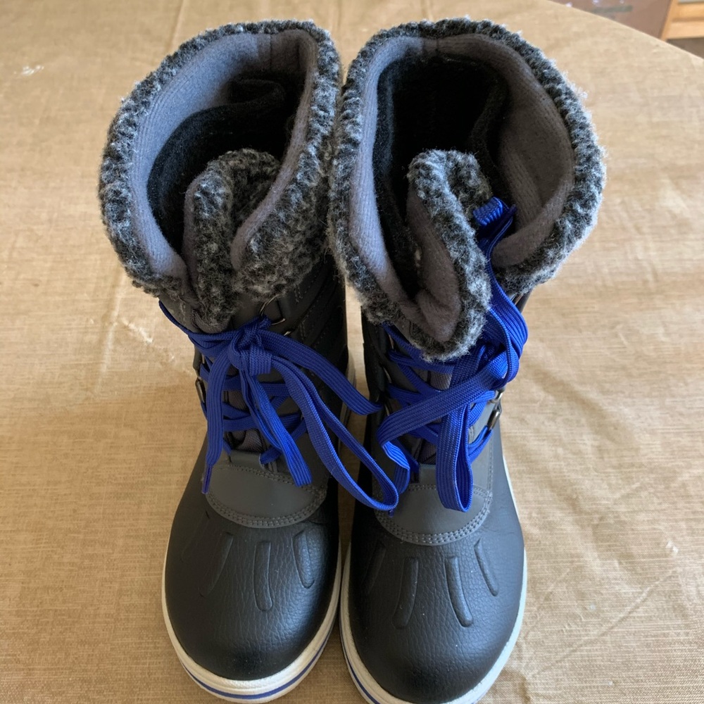 Boys size 1 snow boots